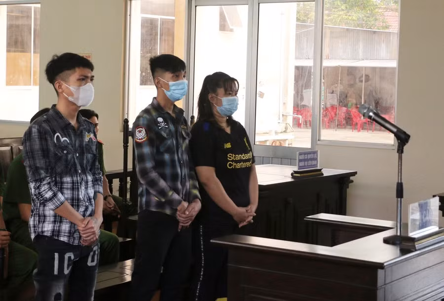 Các bị cáo lĩnh án tù vì dụ dỗ người khác đi tìm “việc nhẹ lương cao”. (Ảnh: Tuấn Kiệt/TTXVN)