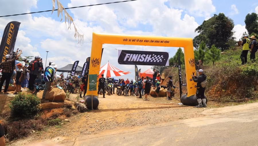 Giải đua xe môtô địa hình Lâm Đồng mở rộng 'Núi xanh Enduro 2024' bị tạm hoãn ngay trước giờ khai mạc. (Nguồn: Báo Lâm Đồng) Giải đua xe môtô địa hình Lâm Đồng mở rộng 'Núi xanh Enduro 2024' bị tạm hoãn ngay trước giờ khai mạc. (Nguồn: Báo Lâm Đồng)