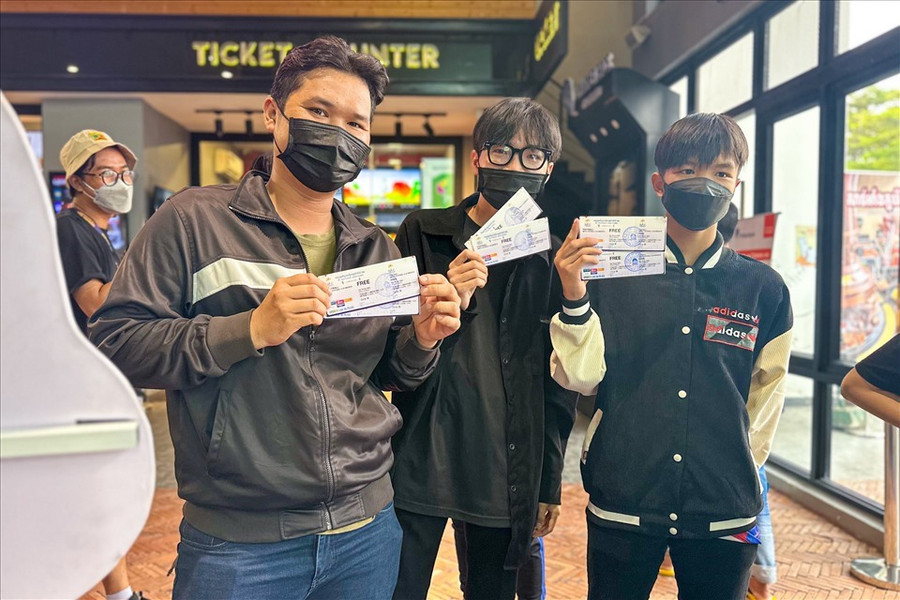 Nhiều cổ động viên tại Campuchia tìm vé xem U22 Việt Nam đá SEA Games 32. Ảnh: Thanh Vũ Nhiều cổ động viên tại Campuchia tìm vé xem U22 Việt Nam đá SEA Games 32. Ảnh: Thanh Vũ