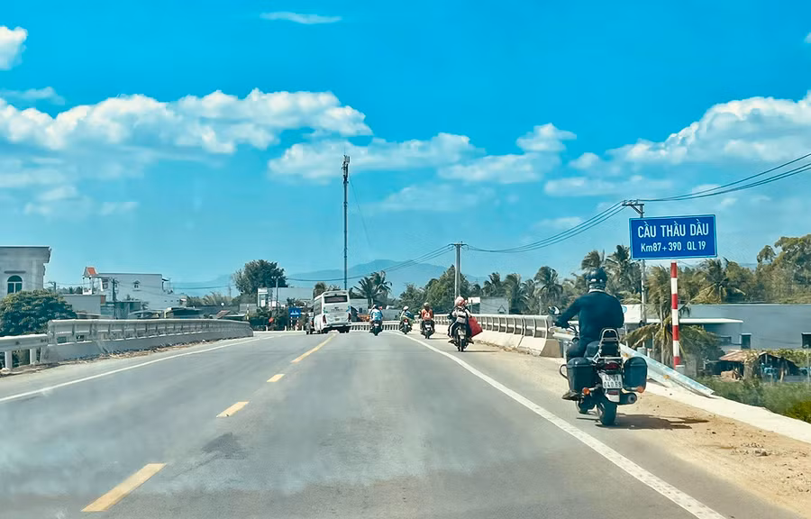 Một đoạn quốc lộ 19 trước đây được xem là đầu mối của đường hành lang Trung ương-Bắc Nam trong cuộc kháng chiến chống Mỹ cứu nước. Ảnh: Đ.M.P