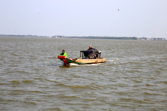 Cửa Đại nhìn từ phía bờ Tiền Giang. Ảnh: Nhật Huy