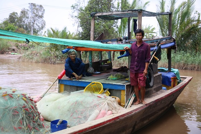 Con ông Đình vẫn nối nghiệp cha, làm nghề đánh lưới nơi cửa Đại.