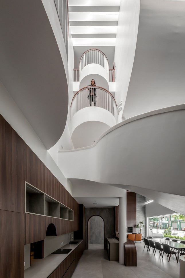 Những đường cong từ cầu thang, tường, sàn nhà tạo nên hiệu ứng đẹp mắt cho công trình.
