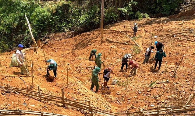 Bộ đội giúp dân san ủi mặt bằng trồng rau sạch. Ảnh: Nam Thịnh Bộ đội giúp dân san ủi mặt bằng trồng rau sạch. Ảnh: Nam Thịnh