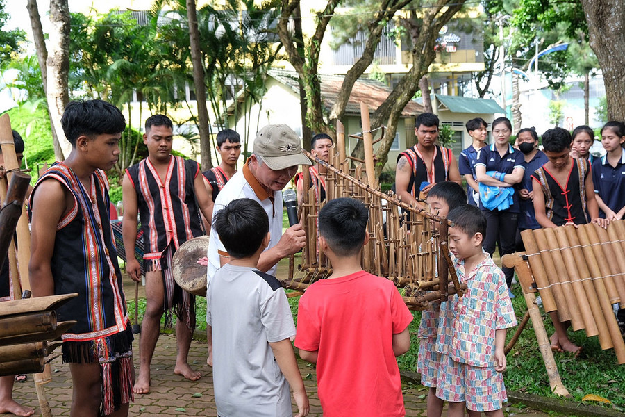 Nhiều em nhỏ thích thú tìm hiểu các loại nhạc cụ truyền thống được làm từ tre nứa. Ảnh: Hoàng Ngọc Nhiều em nhỏ thích thú tìm hiểu các loại nhạc cụ truyền thống được làm từ tre nứa. Ảnh: Hoàng Ngọc