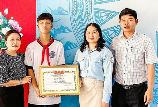 Trao giấy khen cho em Lê Văn Phát vì có hành động dũng cảm cứu người đuối nước. Ảnh: TỈNH ĐOÀN BÌNH ĐỊNH Trao giấy khen cho em Lê Văn Phát vì có hành động dũng cảm cứu người đuối nước. Ảnh: TỈNH ĐOÀN BÌNH ĐỊNH