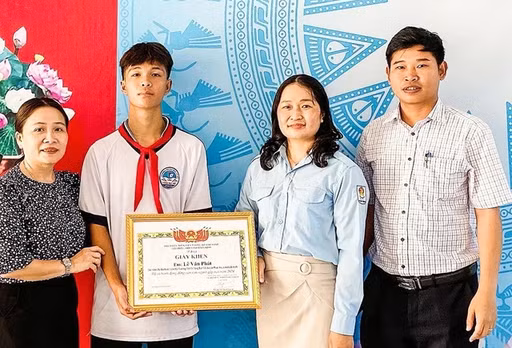Trao giấy khen cho em Lê Văn Phát vì có hành động dũng cảm cứu người đuối nước. Ảnh: TỈNH ĐOÀN BÌNH ĐỊNH