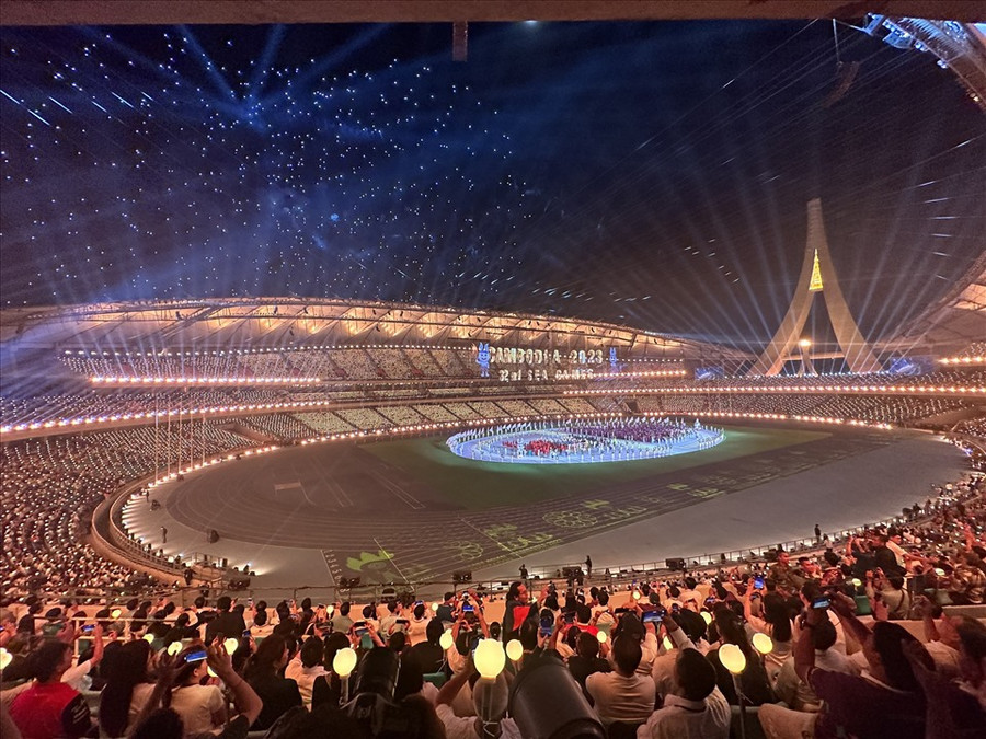 Xen giữa những màn biểu diễn là pháo hoa, hòa thêm vào những sắc màu rực rỡ, tạo khung cảnh đẹp và ấn tượng tại sân Morodok. Xen giữa những màn biểu diễn là pháo hoa, hòa thêm vào những sắc màu rực rỡ, tạo khung cảnh đẹp và ấn tượng tại sân Morodok.