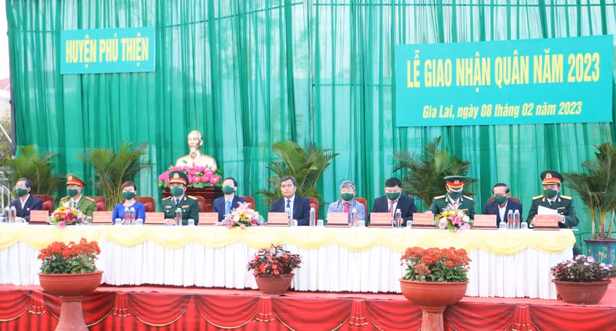 Bí thư Tỉnh ủy Hồ Văn Niên (giữa) dự lễ giao quân tại huyện Phú Thiện. Ảnh: Quang Tấn