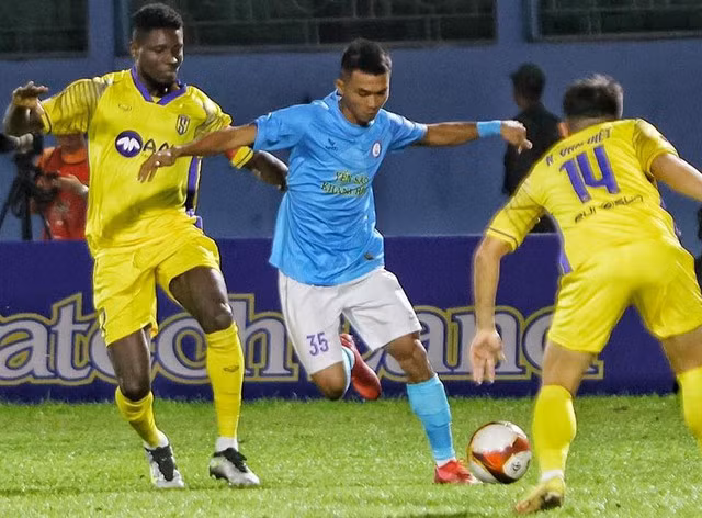 CLB Khánh Hòa (áo xanh) có nhiều cơ hội trong nửa đầu hiệp 1. ẢNH CLB KHÁNH HÒA