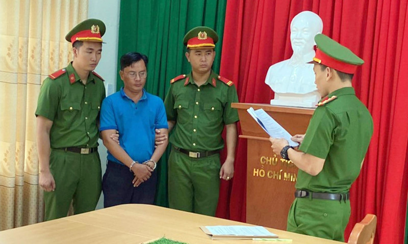 Cơ quan CSĐT Công an huyện Thăng Bình thi hành lệnh bắt bị can để tạm giam đối với Lê Văn Thành. Cơ quan CSĐT Công an huyện Thăng Bình thi hành lệnh bắt bị can để tạm giam đối với Lê Văn Thành.