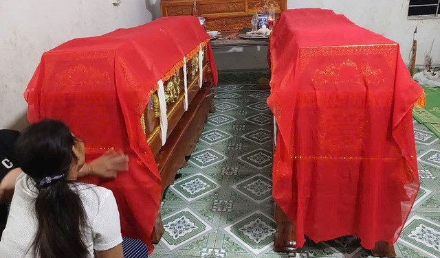 Gia đình làm lễ cho 2 em nhỏ xấu số Gia đình làm lễ cho 2 em nhỏ xấu số