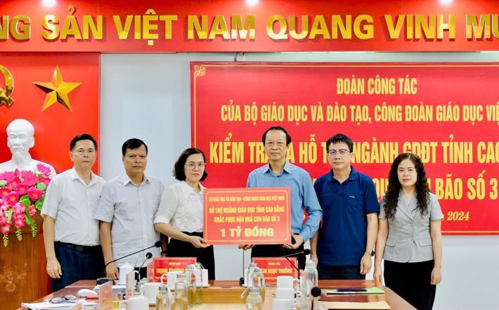 Đoàn công tác Bộ GD-ĐT trao tặng 1 tỷ đồng hỗ trợ ngành giáo dục và đào tạo tỉnh Cao Bằng khắc phục hậu quả của cơn bão số 3