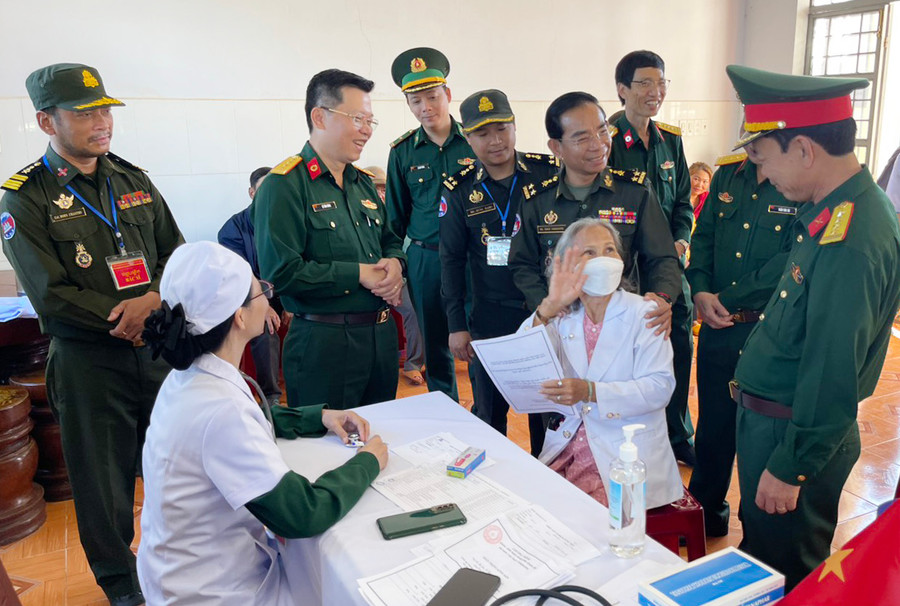 Lãnh đạo Cục Quân y (Bộ Tư lệnh Quân đội Hoàng gia Campuchia) và Bộ Chỉ huy Bộ đội Biên phòng tỉnh thăm hỏi người dân đến khám bệnh. Ảnh: Vĩnh Hoàng Lãnh đạo Cục Quân y (Bộ Tư lệnh Quân đội Hoàng gia Campuchia) và Bộ Chỉ huy Bộ đội Biên phòng tỉnh thăm hỏi người dân đến khám bệnh. Ảnh: Vĩnh Hoàng
