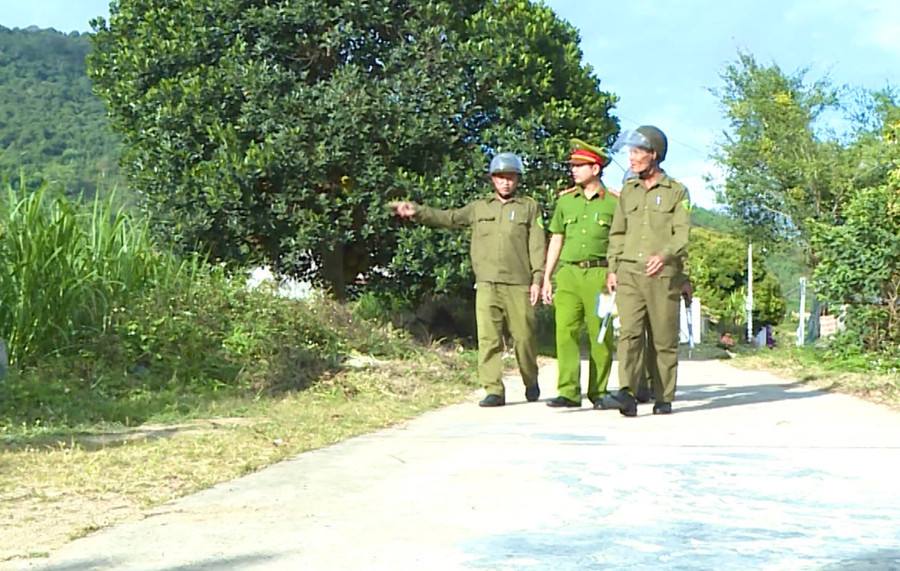 Tổ tự quản đảm bảo trật tự ATGT xã Cư An (huyện Đak Pơ) phối hợp cùng lực lượng Công an xã tổ chức tuần tra, kiểm soát địa bàn. Ảnh: Nguyễn Bình Tổ tự quản đảm bảo trật tự ATGT xã Cư An (huyện Đak Pơ) phối hợp cùng lực lượng Công an xã tổ chức tuần tra, kiểm soát địa bàn. Ảnh: Nguyễn Bình