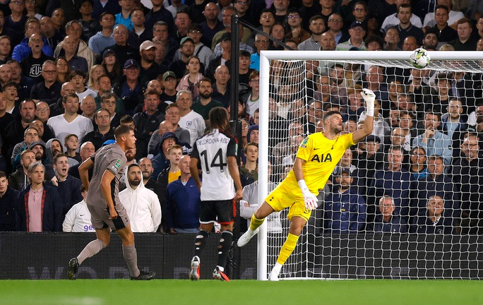 Gục ngã loạt luân lưu, Tottenham bị loại từ vòng 2 League Cup - Ảnh 3. Micky Van de Ven có bàn đá phản lưới nhà