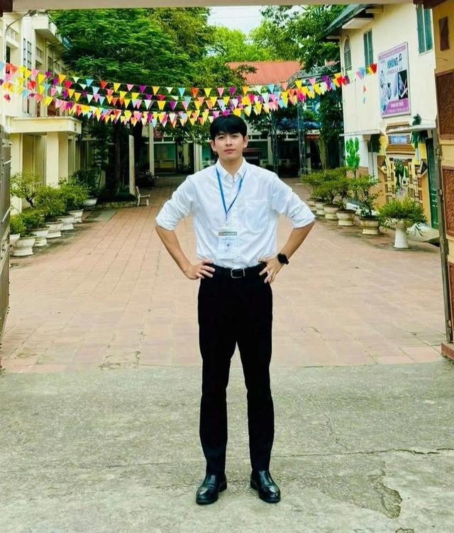 `Với ngoại hình lãng tử và gương mặt thư sinh, Chính hay bị nhầm là sinh viên. ẢNH: NVCC `Với ngoại hình lãng tử và gương mặt thư sinh, Chính hay bị nhầm là sinh viên. ẢNH: NVCC