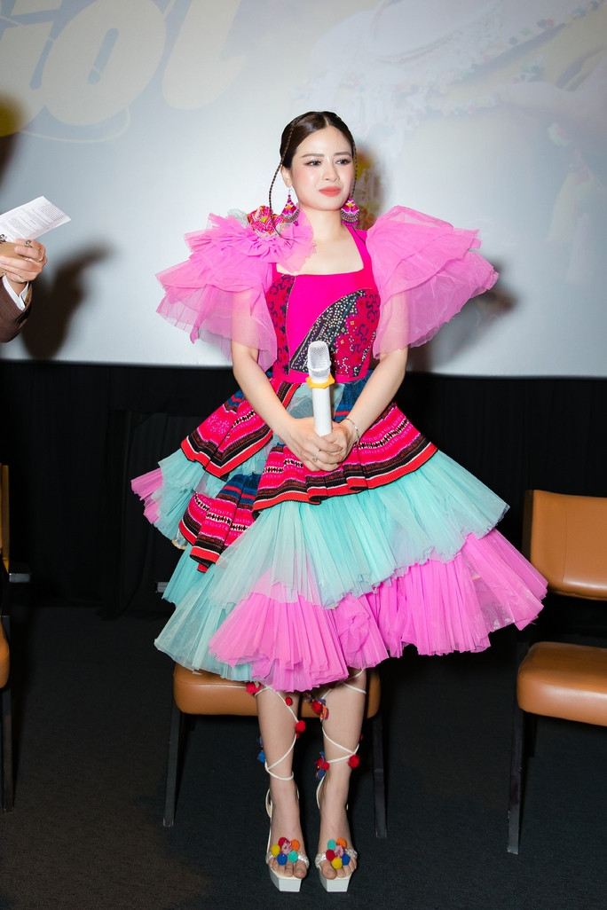 Suốt thời gian qua, cô phải ở cạnh mẹ vì bà bị đau ốm nên cô không thể Nam tiến như mong đợi