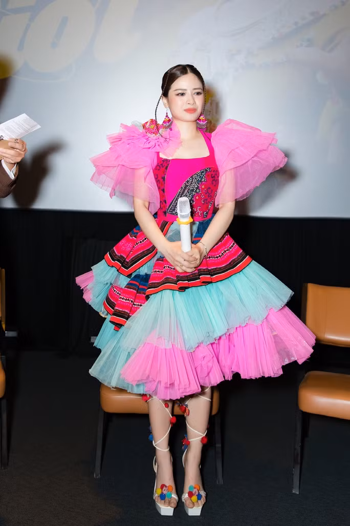 Suốt thời gian qua, cô phải ở cạnh mẹ vì bà bị đau ốm nên cô không thể Nam tiến như mong đợi