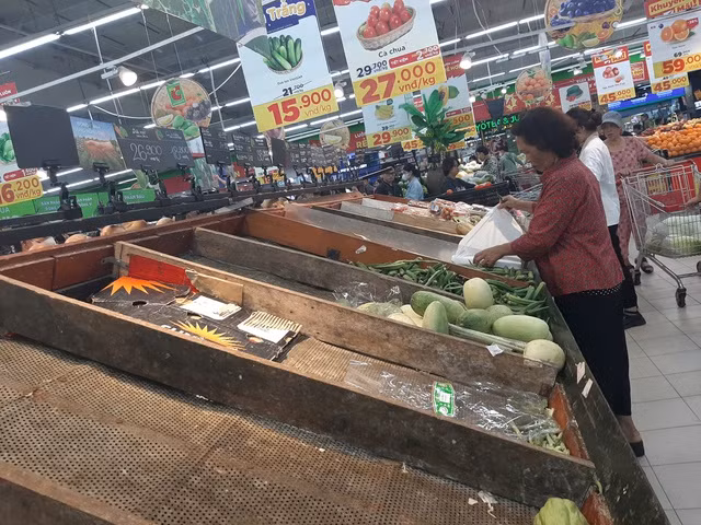 Người dân Hà Nội tăng mua tích trữ do lo ngại lũ lụt.