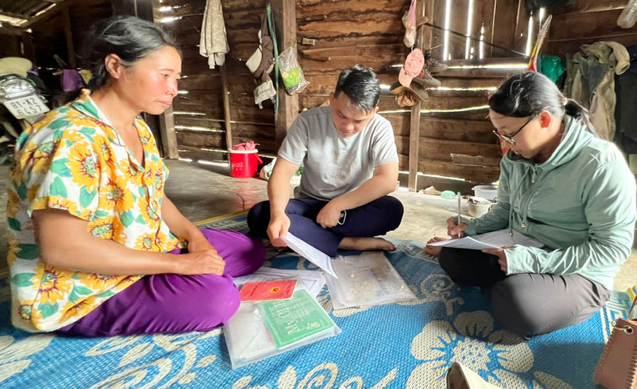 Chị Trần Minh Thanh (bìa phải)-công chức Văn hóa-Xã hội xã Ia Ake (huyện Phú Thiện) kiểm tra thông tin, chấm điểm trên phiếu điều tra hộ nghèo tại thôn Plei Mun Măk. Ảnh: P.V Chị Trần Minh Thanh (bìa phải)-công chức Văn hóa-Xã hội xã Ia Ake (huyện Phú Thiện) kiểm tra thông tin, chấm điểm trên phiếu điều tra hộ nghèo tại thôn Plei Mun Măk. Ảnh: P.V