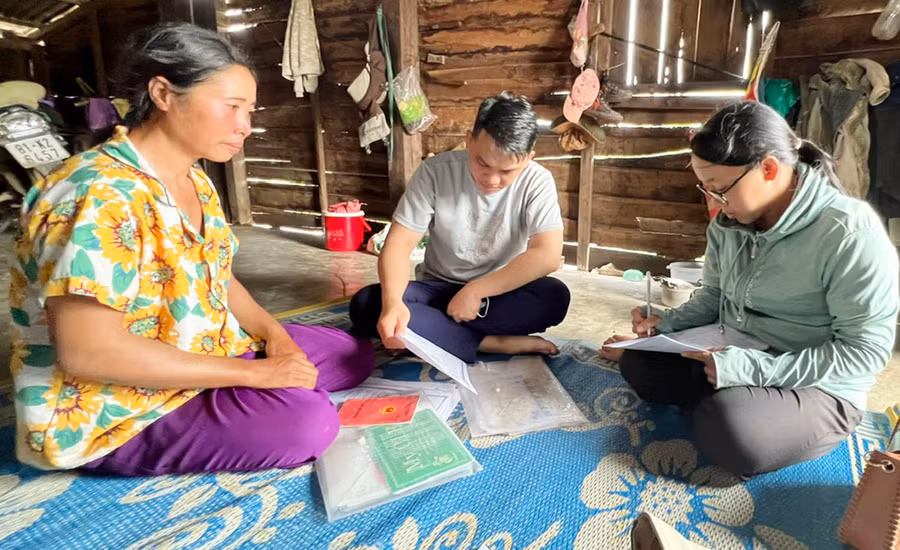 Chị Trần Minh Thanh (bìa phải)-công chức Văn hóa-Xã hội xã Ia Ake (huyện Phú Thiện) kiểm tra thông tin, chấm điểm trên phiếu điều tra hộ nghèo tại thôn Plei Mun Măk. Ảnh: P.V Chị Trần Minh Thanh (bìa phải)-công chức Văn hóa-Xã hội xã Ia Ake (huyện Phú Thiện) kiểm tra thông tin, chấm điểm trên phiếu điều tra hộ nghèo tại thôn Plei Mun Măk. Ảnh: P.V