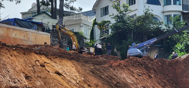 Vụ sạt lở kinh hoàng ở Đà Lạt: Khởi tố, bắt giam 2 bị can - Ảnh 4. Các cơ quan chức năng TP.Đà Lạt chỉ đạo việc khắc phục sau vụ sạt lở kinh hoàng ở Đà Lạt. Ảnh: Lâm Viên