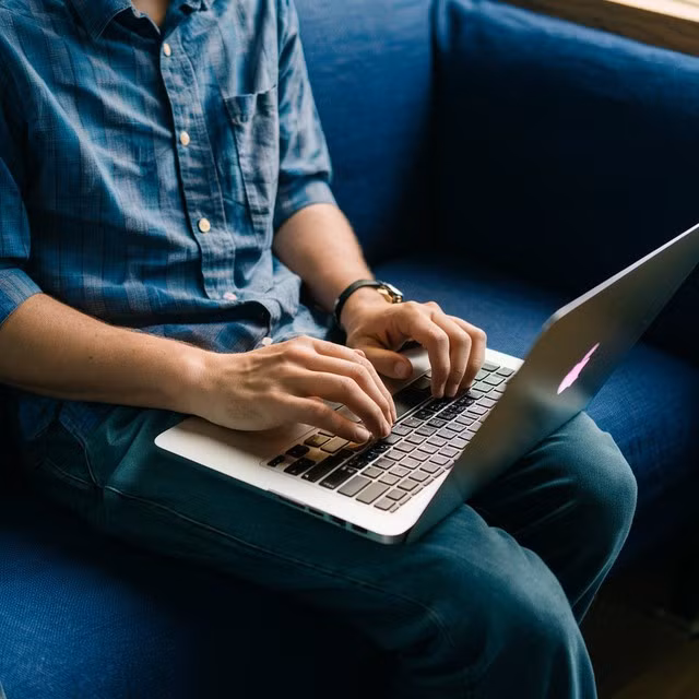 Sau thời gian dài đặt laptop trên đùi làm việc, chàng trai đi khám phát hiện tinh trùng suy giảm chất lượng. (Ảnh: AI-Hải Yến)