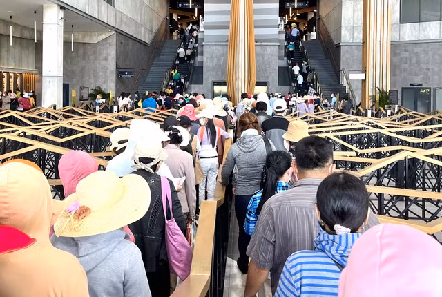 Những người trẻ đi chơi trước lễ 2.9 để tiết kiệm, tránh xô bồ - Ảnh 1. Đi du lịch dịp lễ không tránh khỏi cảnh đông đúc, xếp hàng chờ đợi. Ảnh: HUỲNH NHI