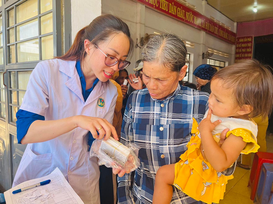 Các y-bác sĩ Câu lạc bộ Thầy thuốc trẻ tỉnh hướng dẫn người dân xã Ia Pnôn cách sử dụng thuốc điều trị bệnh. Ảnh: Minh Nhật