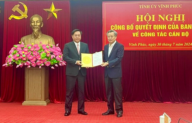 Ông Trần Duy Đông (bên trái) được chỉ định tham gia Ban Chấp hành, Ban Thường vụ Tỉnh ủy, giữ chức Phó Bí thư Tỉnh ủy Vĩnh Phúc nhiệm kỳ 2020-2025. Ảnh: Báo Vĩnh Phúc
