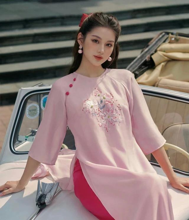 Dạo gần đây, đi đâu cũng gặp muôn màu bỉ ngạn. Nhưng ở thiết kế này, đóa bỉ ngạn đã được thêu tay tỉ mỉ trên tà áo dài yêu kiều, thướt tha. Không có hồi ức nào đau thương, cũng chẳng có sự phân ly từ biệt, bỉ ngạn hồng đơn giản là nét điểm xuyết để tôn lên vẻ đẹp của nàng trong thời khắc chuyển giao năm mới Dạo gần đây, đi đâu cũng gặp muôn màu bỉ ngạn. Nhưng ở thiết kế này, đóa bỉ ngạn đã được thêu tay tỉ mỉ trên tà áo dài yêu kiều, thướt tha. Không có hồi ức nào đau thương, cũng chẳng có sự phân ly từ biệt, bỉ ngạn hồng đơn giản là nét điểm xuyết để tôn lên vẻ đẹp của nàng trong thời khắc chuyển giao năm mới