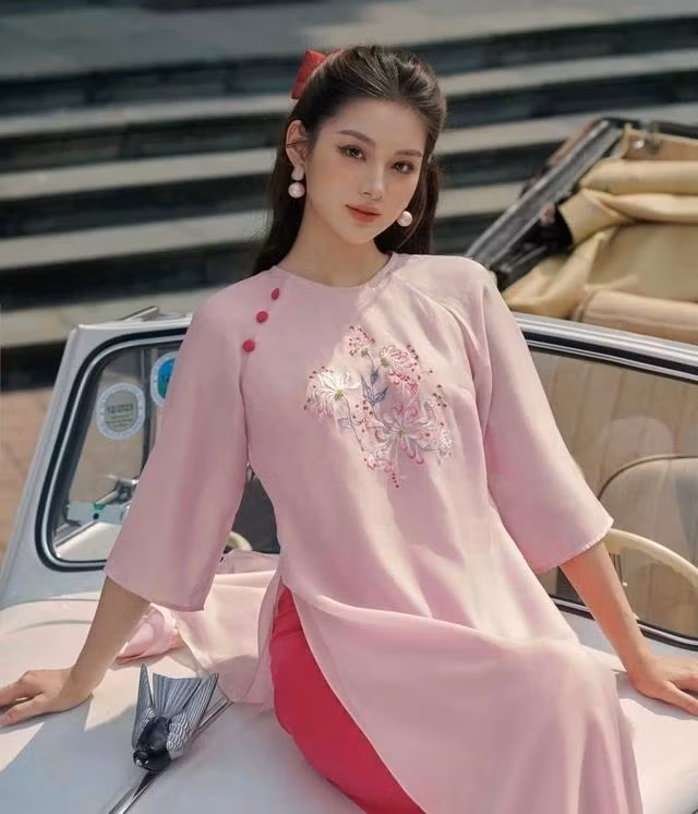 Dạo gần đây, đi đâu cũng gặp muôn màu bỉ ngạn. Nhưng ở thiết kế này, đóa bỉ ngạn đã được thêu tay tỉ mỉ trên tà áo dài yêu kiều, thướt tha. Không có hồi ức nào đau thương, cũng chẳng có sự phân ly từ biệt, bỉ ngạn hồng đơn giản là nét điểm xuyết để tôn lên vẻ đẹp của nàng trong thời khắc chuyển giao năm mới Dạo gần đây, đi đâu cũng gặp muôn màu bỉ ngạn. Nhưng ở thiết kế này, đóa bỉ ngạn đã được thêu tay tỉ mỉ trên tà áo dài yêu kiều, thướt tha. Không có hồi ức nào đau thương, cũng chẳng có sự phân ly từ biệt, bỉ ngạn hồng đơn giản là nét điểm xuyết để tôn lên vẻ đẹp của nàng trong thời khắc chuyển giao năm mới