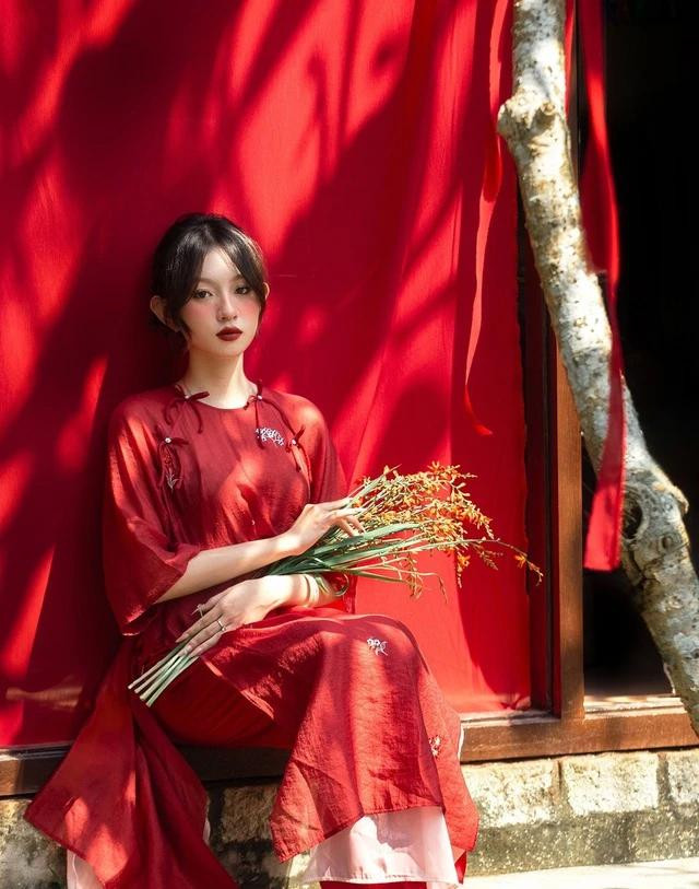 Đi qua những ngày rét buốt, nắng ấm cuối cùng cũng chịu về để nàng có thể tung tăng diện áo dài xuống phố. Tiết trời chuyển mùa với gió thoảng, nắng vàng chính là phông nền tuyệt vời nhất để làm nổi bật hương sắc nàng thơ trong trong thiết kế yểu điệu. Tà tơ mềm thượng hạng tôn lên dáng vẻ uyển chuyển của người con gái, phối thêm những nét thêu truyền thống cầu kỳ từ bàn tay người thợ tài hoa, sản phẩm này là lựa chọn hoàn mỹ để cùng nàng đón xuân mới Đi qua những ngày rét buốt, nắng ấm cuối cùng cũng chịu về để nàng có thể tung tăng diện áo dài xuống phố. Tiết trời chuyển mùa với gió thoảng, nắng vàng chính là phông nền tuyệt vời nhất để làm nổi bật hương sắc nàng thơ trong trong thiết kế yểu điệu. Tà tơ mềm thượng hạng tôn lên dáng vẻ uyển chuyển của người con gái, phối thêm những nét thêu truyền thống cầu kỳ từ bàn tay người thợ tài hoa, sản phẩm này là lựa chọn hoàn mỹ để cùng nàng đón xuân mới