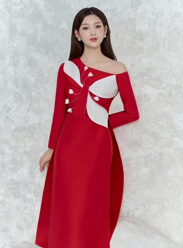 Sắc đỏ tượng trưng cho hạnh phúc, may mắn và sự đầy đủ. Áo dài màu đỏ có sức mê hoặc khó cưỡng, tạo hiệu ứng thị giác mạnh mẽ, là cách các nàng thể hiện bản lĩnh tự tin và khả năng làm chủ mọi tình huống Sắc đỏ tượng trưng cho hạnh phúc, may mắn và sự đầy đủ. Áo dài màu đỏ có sức mê hoặc khó cưỡng, tạo hiệu ứng thị giác mạnh mẽ, là cách các nàng thể hiện bản lĩnh tự tin và khả năng làm chủ mọi tình huống