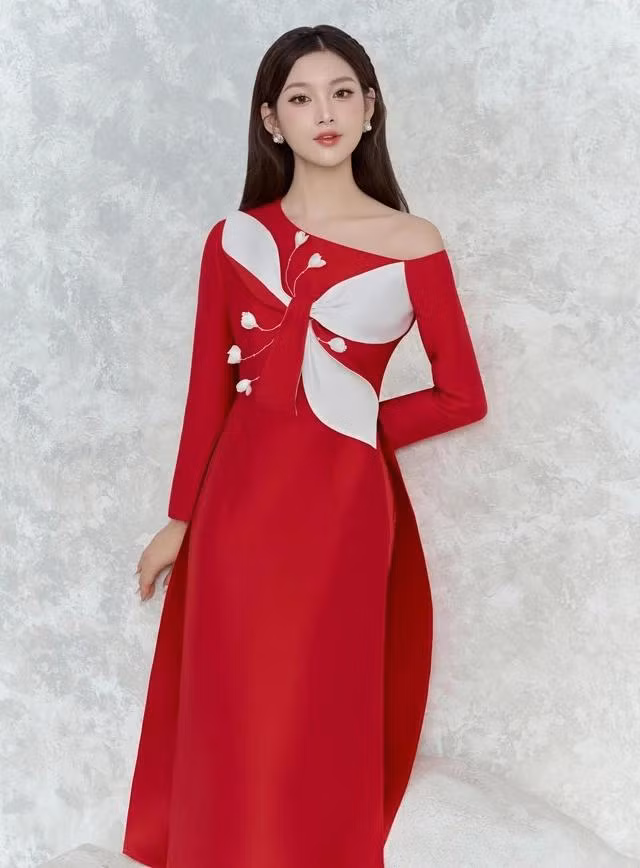 Sắc đỏ tượng trưng cho hạnh phúc, may mắn và sự đầy đủ. Áo dài màu đỏ có sức mê hoặc khó cưỡng, tạo hiệu ứng thị giác mạnh mẽ, là cách các nàng thể hiện bản lĩnh tự tin và khả năng làm chủ mọi tình huống