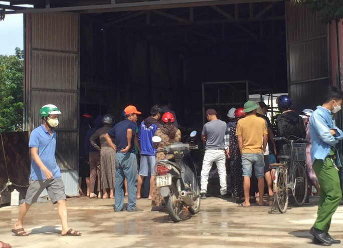 Người dân hiếu kỳ đến theo dõi Người dân hiếu kỳ đến theo dõi