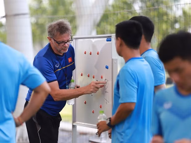 Huấn luyện viên Philippe Troussier có kinh nghiệm làm việc với bóng đá Việt Nam. (Ảnh: VFF)