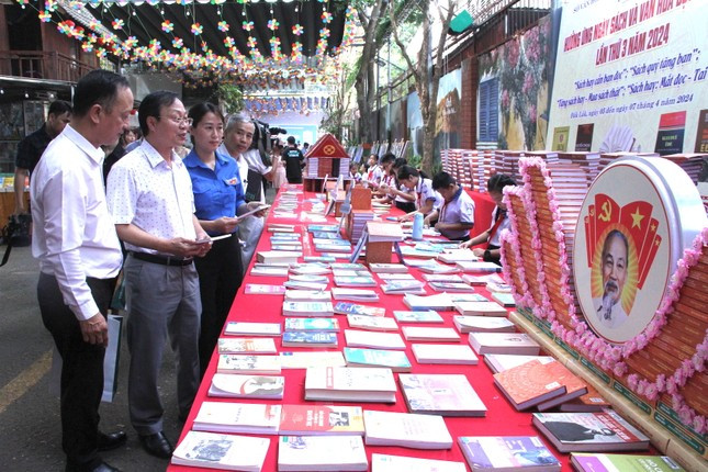 Đại biểu tham quan các gian trưng bày sách Đại biểu tham quan các gian trưng bày sách