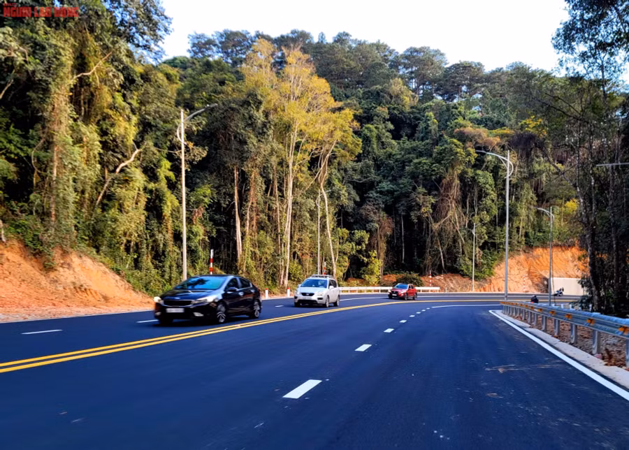 Đoạn từ thác Datanla đến cao tốc Liên Khương được đưa vào lưu thông tạm từ sáng 29-12-2023. Mặt đường đã hoàn thiện, rộng rãi, kẻ vạch phân làn đầy đủ, đáp ứng yêu cầu nên cơ quan chức năng cho lưu thông.