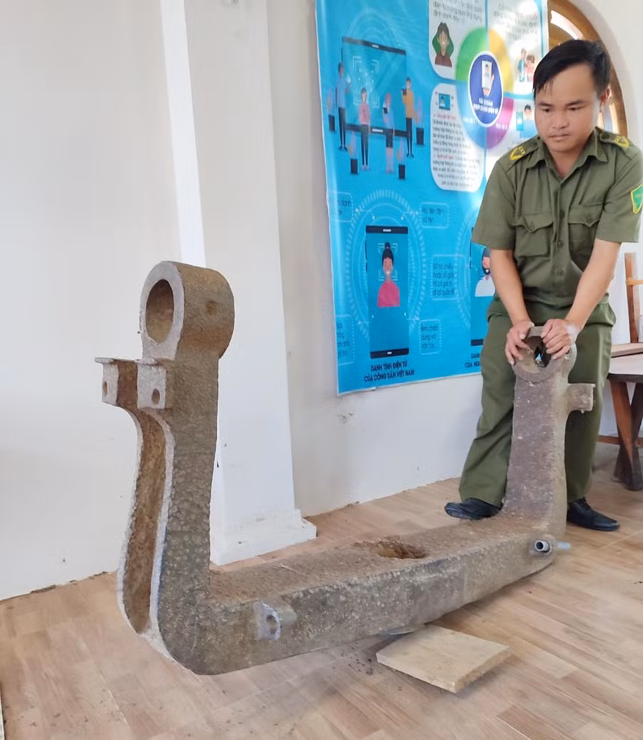 Các hiện vật được cho là của xưởng Hoàng Hoa Thám còn sót lại được trưng bày tại Nhà văn hóa thôn An Điền Bắc, xã Cửu An, thị xã An Khê. Ảnh: Nguyễn Đình Chinh