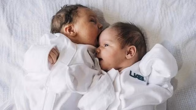 Hai chị em chào đời vào 2 ngày khác nhau. ẢNH CHỤP MÀN HÌNH ADVANCELOCAL