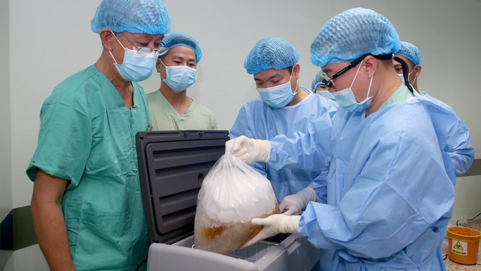 Gia đình ở Nghệ An hiến tạng con trai chết não cứu nhiều người - Ảnh 3. Lá gan của anh L.V.H. được điều phối, chuyển từ Huế ra Hà Nội để ghép cho bệnh nhân tại Bệnh viện Việt Đức