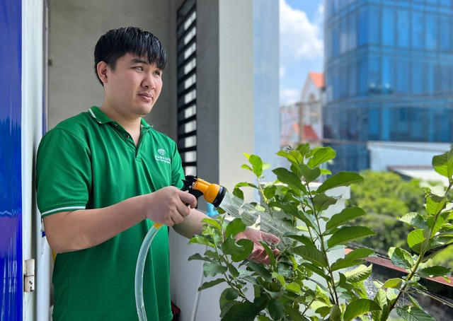 Chuyện 'người làm vườn trong bóng đêm' khiến dân mạng cảm phục - Ảnh 1. Cây ổi anh Hải trồng đang ra những trái đầu tiên. Ảnh: Phan Diệp