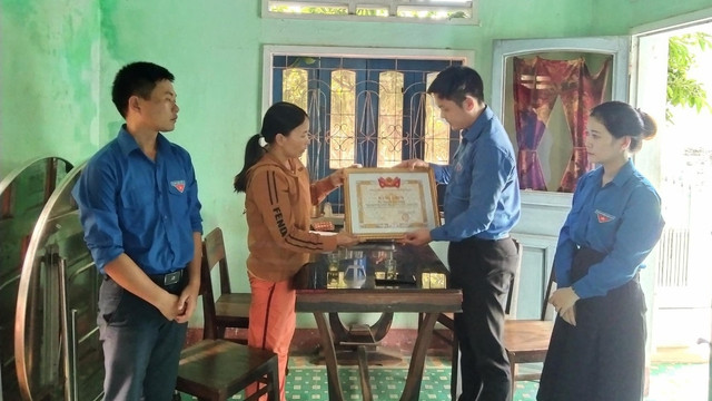 Truy tặng Huy hiệu Tuổi trẻ dũng cảm cho thanh niên cứu người bị đuối nước - Ảnh 1. Đại diện Tỉnh đoàn Bình Định trao bằng khen truy tặng Thiệp cho gia đình nhận. Ảnh: SONG THIÊN