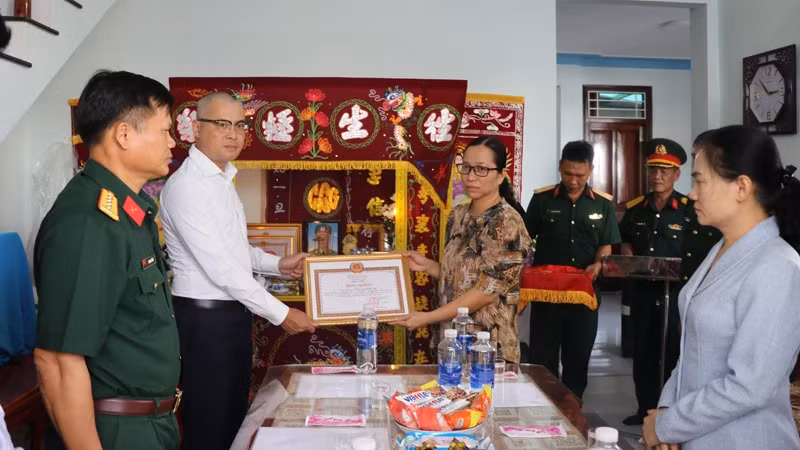 Bí thư Tỉnh ủy Phú Yên Phạm Đại Dương trao Bằng khen truy tặng Trung tá Trương Hồng Kỳ cho thân nhân gia đình.