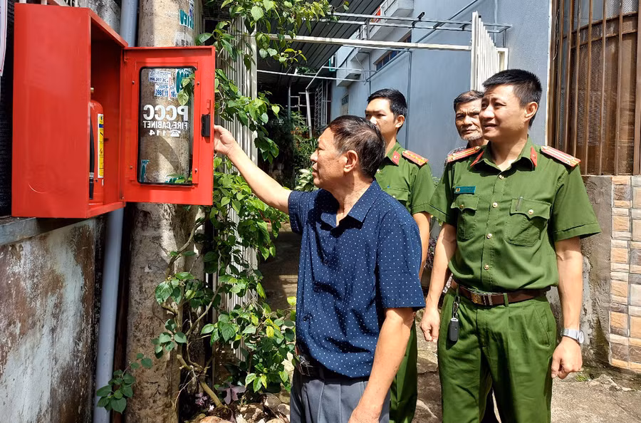 Lực lượng Công an kiểm tra tủ phòng cháy chữa cháy ở điểm chữa cháy công cộng tổ 5, phường Ia Kring, TP. Pleiku. Ảnh: T.D