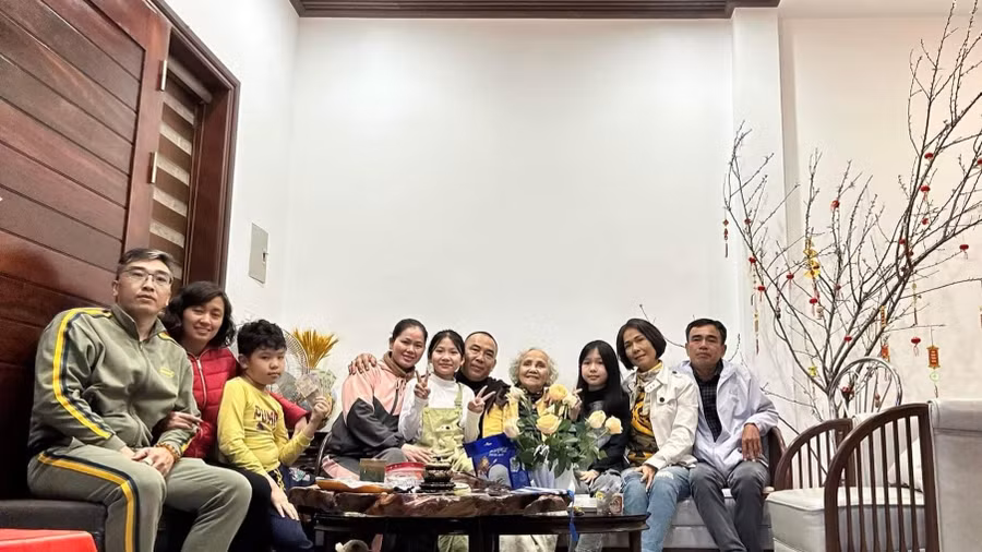 Tết truyền thống là dịp con cháu tụ tập đông đủ chúc tết mừng tuổi ông bà cha mẹ