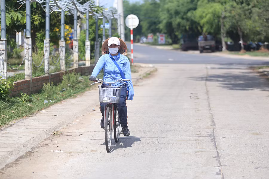 Hàng ngày chị đi xe đạp bằng 1 tay để bán vé số mưu sinh. Ảnh: Văn Ngọc