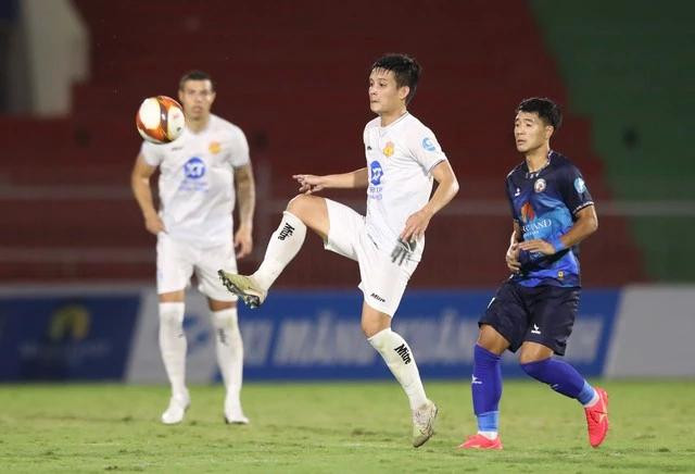 Hà Đức Chinh (phải) không thể ghi bàn như ở V-League vào lưới Nam Định. Ảnh CLB cung cấp Hà Đức Chinh (phải) không thể ghi bàn như ở V-League vào lưới Nam Định. Ảnh CLB cung cấp